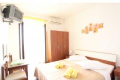 Izby Bili Galeb BED? Izba 2 - yellow foto 1