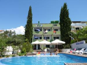 Vila Smirna 4*  s bazénom 
