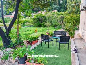Garden view apart.150m from beach