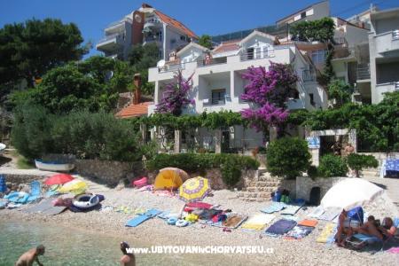 Bougainvillea beach house apartmani Omiš Chorvátsko