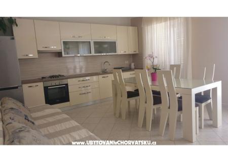 Apartmány TONĆI I IRIS*** foto 4