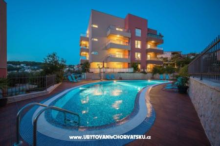 LAURA, 110 m2 pool, 100 m to beach Trogir Chorvátsko