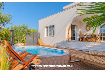 The Three Flowers Pool Dom Trogir Chorvátsko