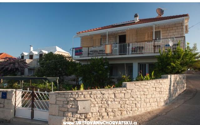APARTMANI I SOBE,KUCA ZA ODMOR - ubytovanie ostrov Brač Chorvátsko