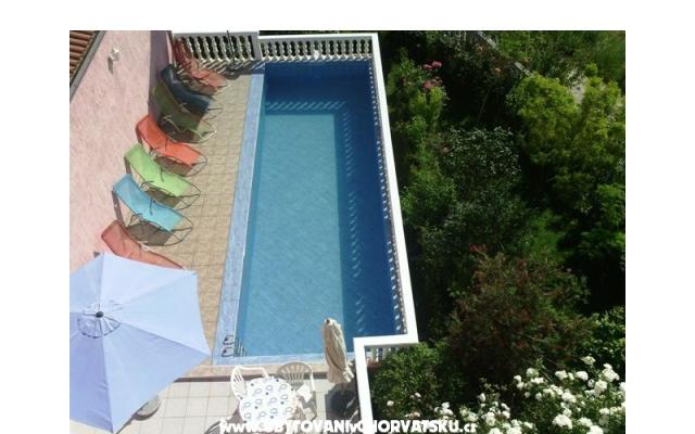 Villa Sandra - apartmani s  bazenom - ubytovanie Kaštela Chorvátsko