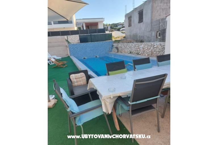 Apartmány Dinko s grijanim bazenom – foto 11