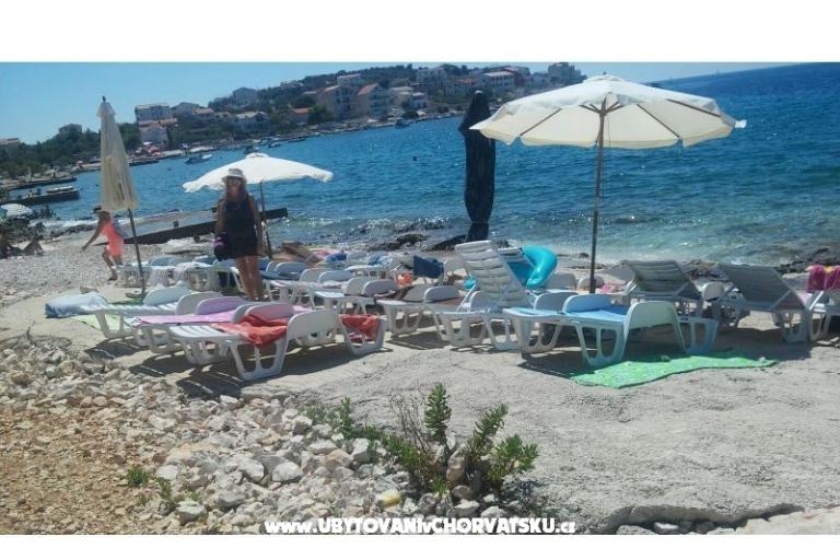 Apartmány Dinko s grijanim bazenom – foto 12