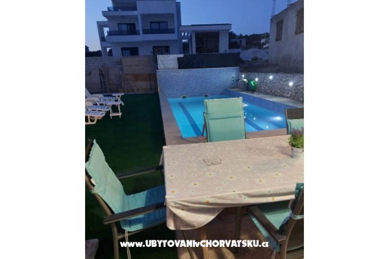 Apartmány Dinko s grijanim bazenom – foto 6