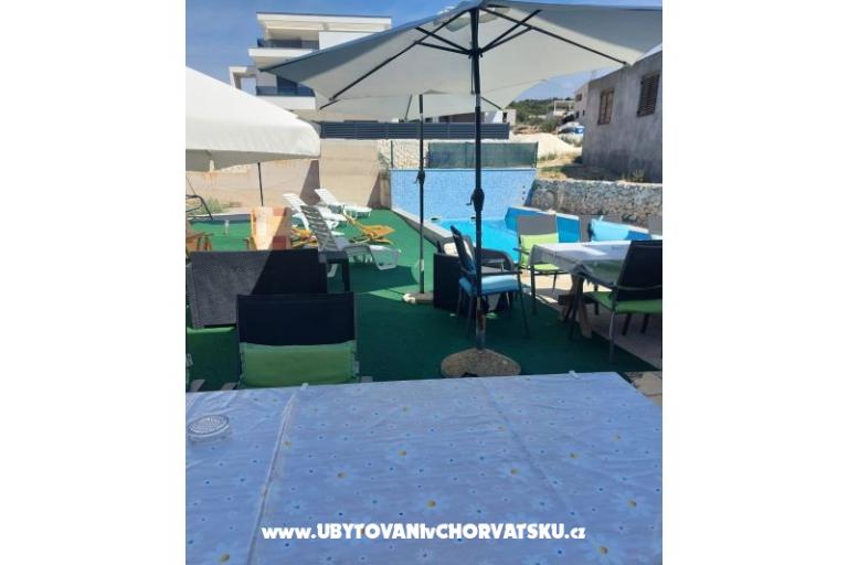Apartmány Dinko s grijanim bazenom – foto 8