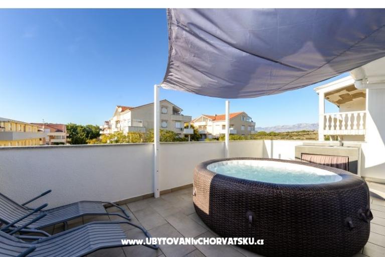 Apartmán s bazénom and jacuzzi – foto 18
