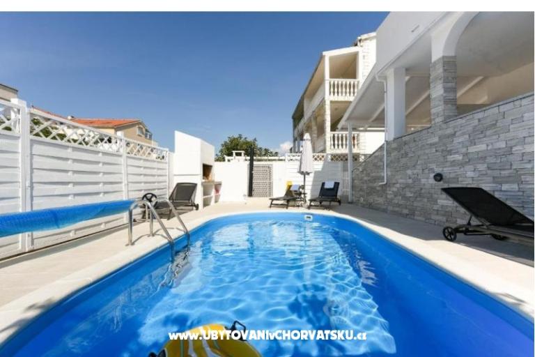 Apartmán s bazénom and jacuzzi – foto 29