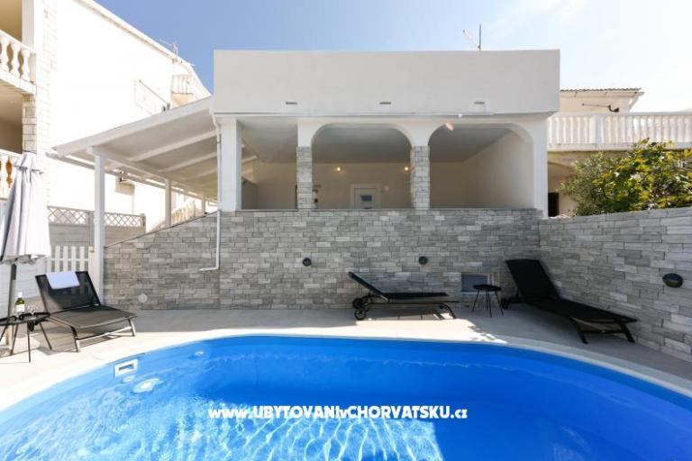 Apartmán s bazénom and jacuzzi – foto 4