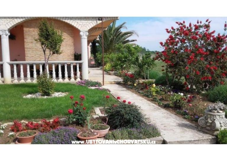 Family friendly Apt with a pool  – foto 7