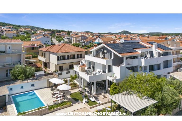 Vila s bazenom i jacuzzijima – foto 3