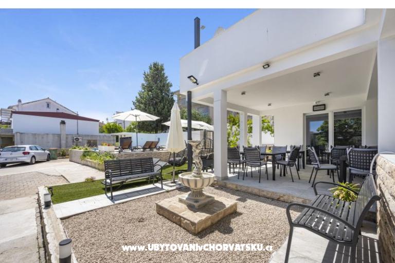 Vila s bazenom i jacuzzijima – foto 5